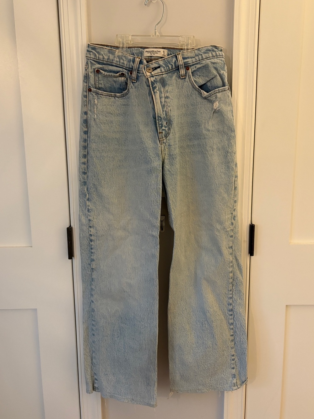 Abercrombie Light Wash Women’s Straight-Leg Jeans 4 Short